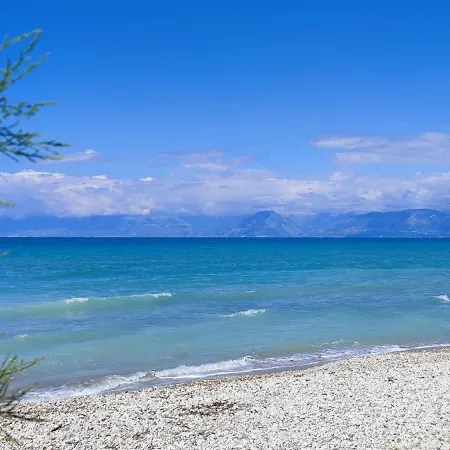 Agapi Acharavi A 50m De La Mer, 400m Du Centre